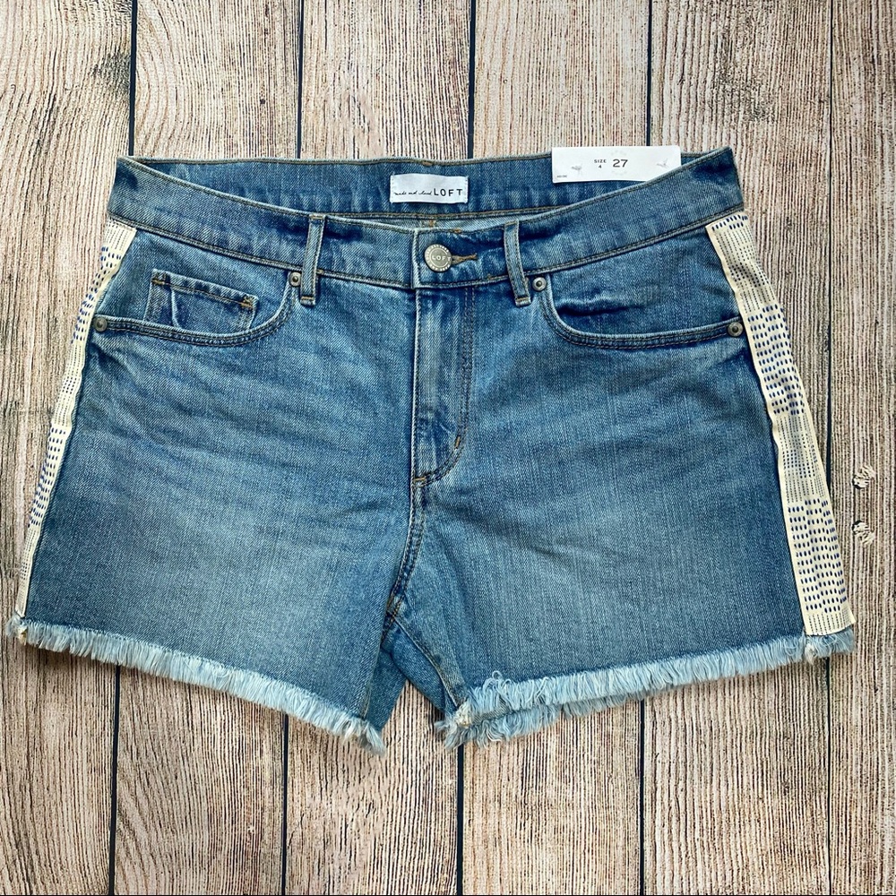 NWT Loft women’s medium wash denim shorts with side detailing size 27, NWT